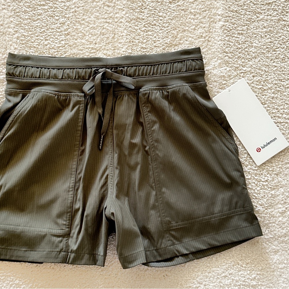 NWT✨LULULEMON ARMY GREEN DANCE STUDIO SHORTS sz 2 POCKET GOLF TENNIS RUNNING